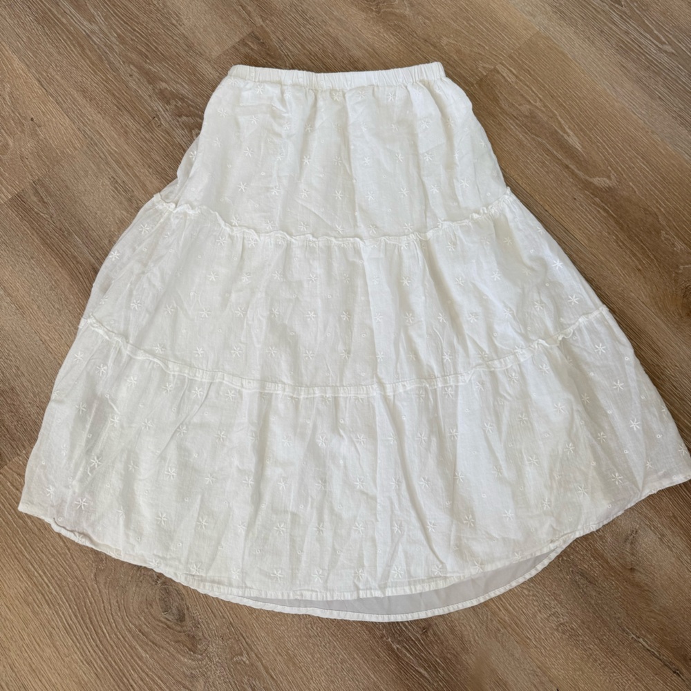 Chic White Embroidered A-Line Skirt